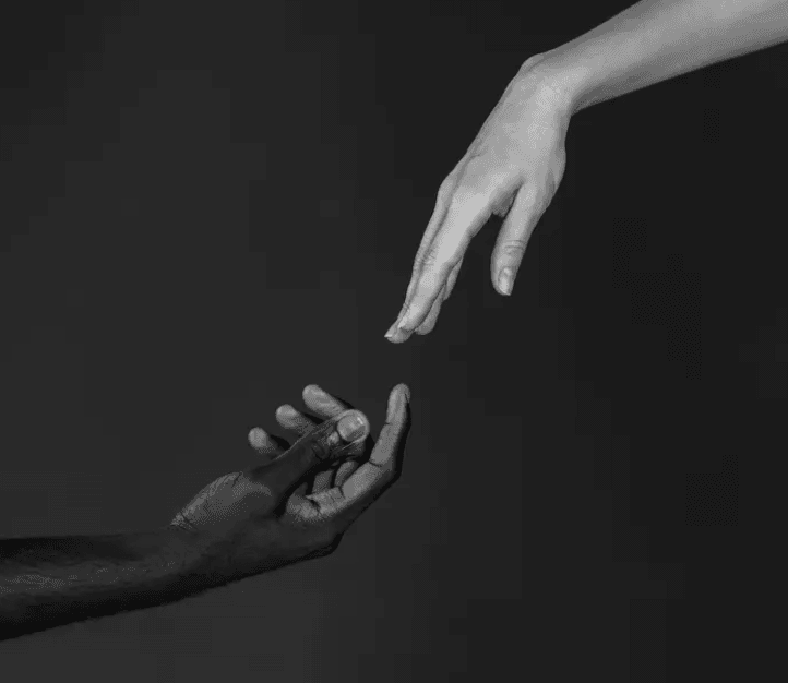 À propos FrenchAvenue 1 main noir et blanc